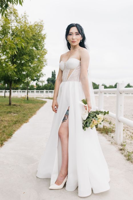 Весільна сукня відкрита