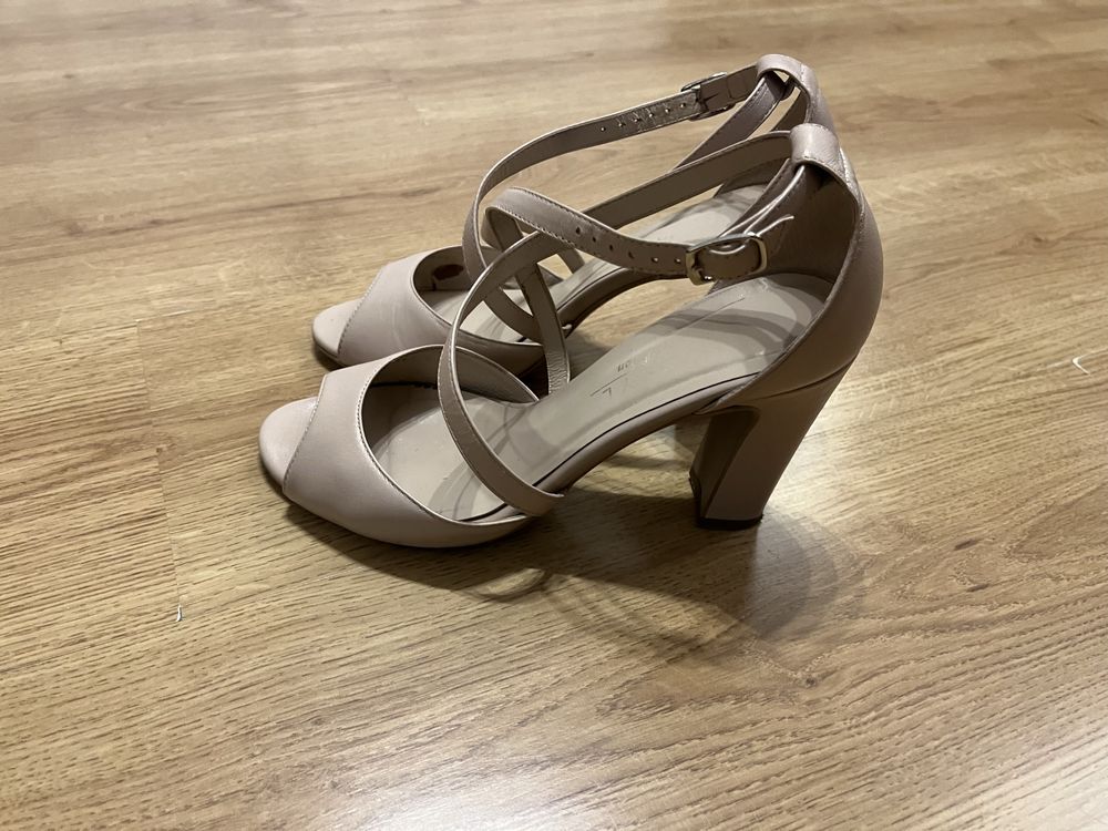 Beżowe buty na obcasie