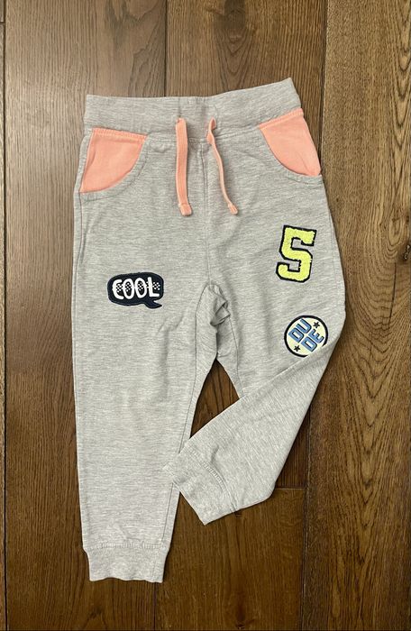 Spodenki dresowe z napisami rozmiar 110 cm