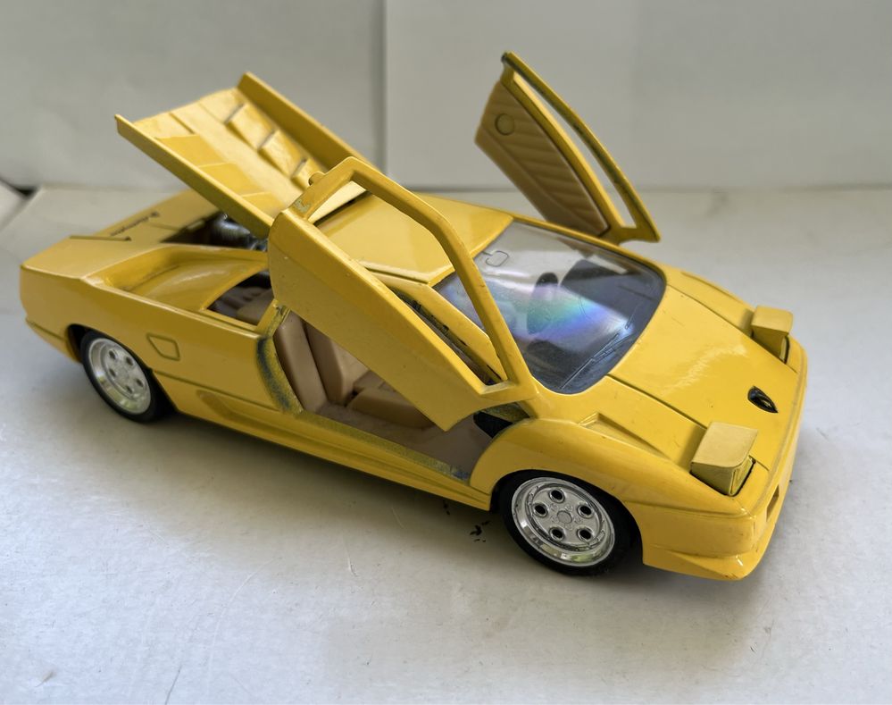 Model samochodu w skali 1:24 Lamborghini Diablo Bburago Majorette