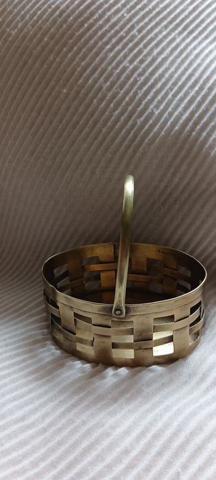 Pequena cesta oval em latão da primeira metade do século XX