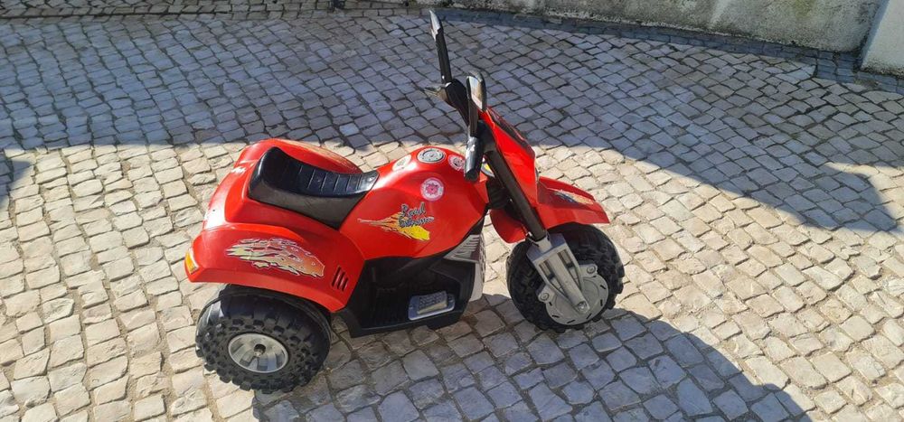 Moto 4 eléctrica (criança)