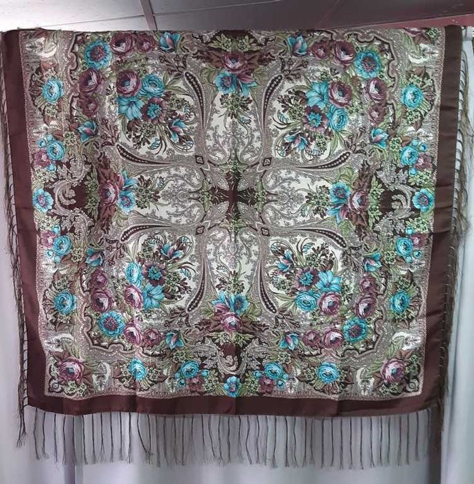 Платочная мануфактура платок коричневый в цветы с бахромой