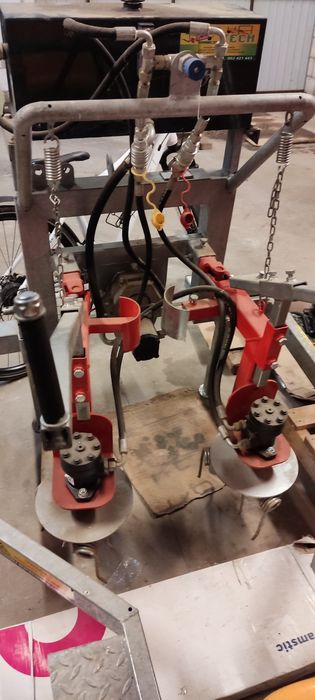 Pielnik hydrauliczny ze zbiornikiem oleju i przystawką boczną