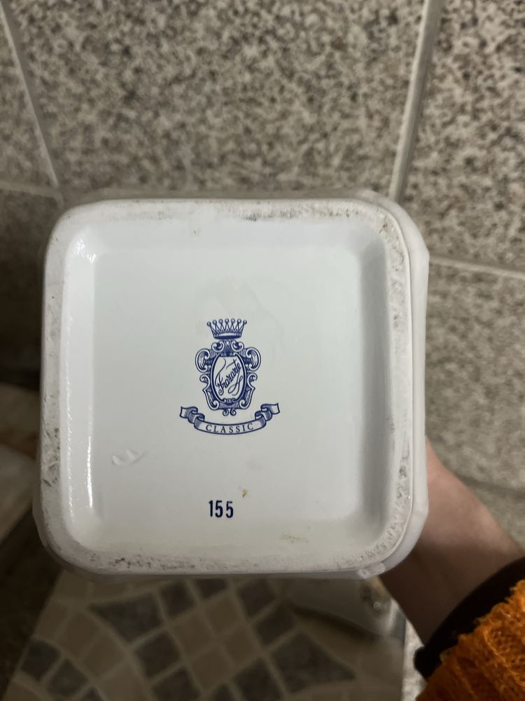 Quatro peças de porcelana