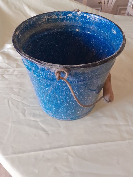 Balde de esmalte não está furado.