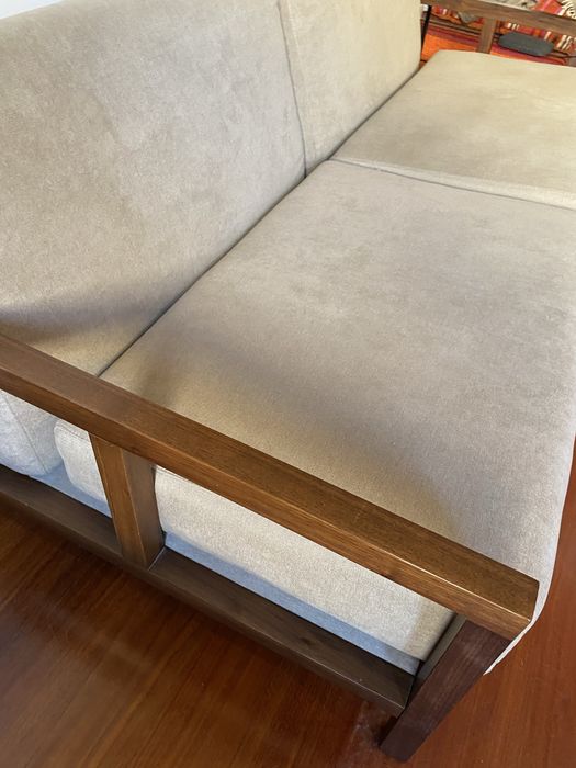 Sofa de madeira em bom estado
