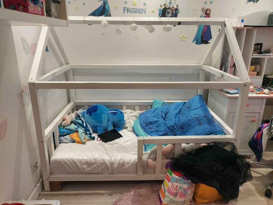 Łóżko dziecięcie, domek z daszkiem i materacem