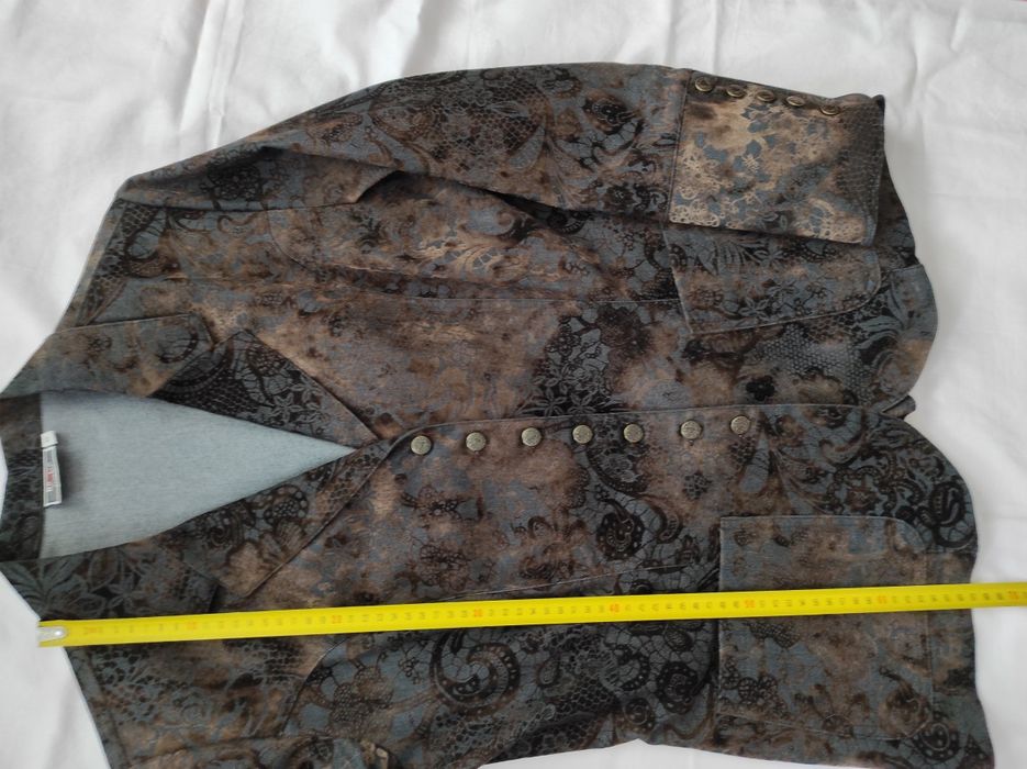 Жакет женский с бархатным принтом.