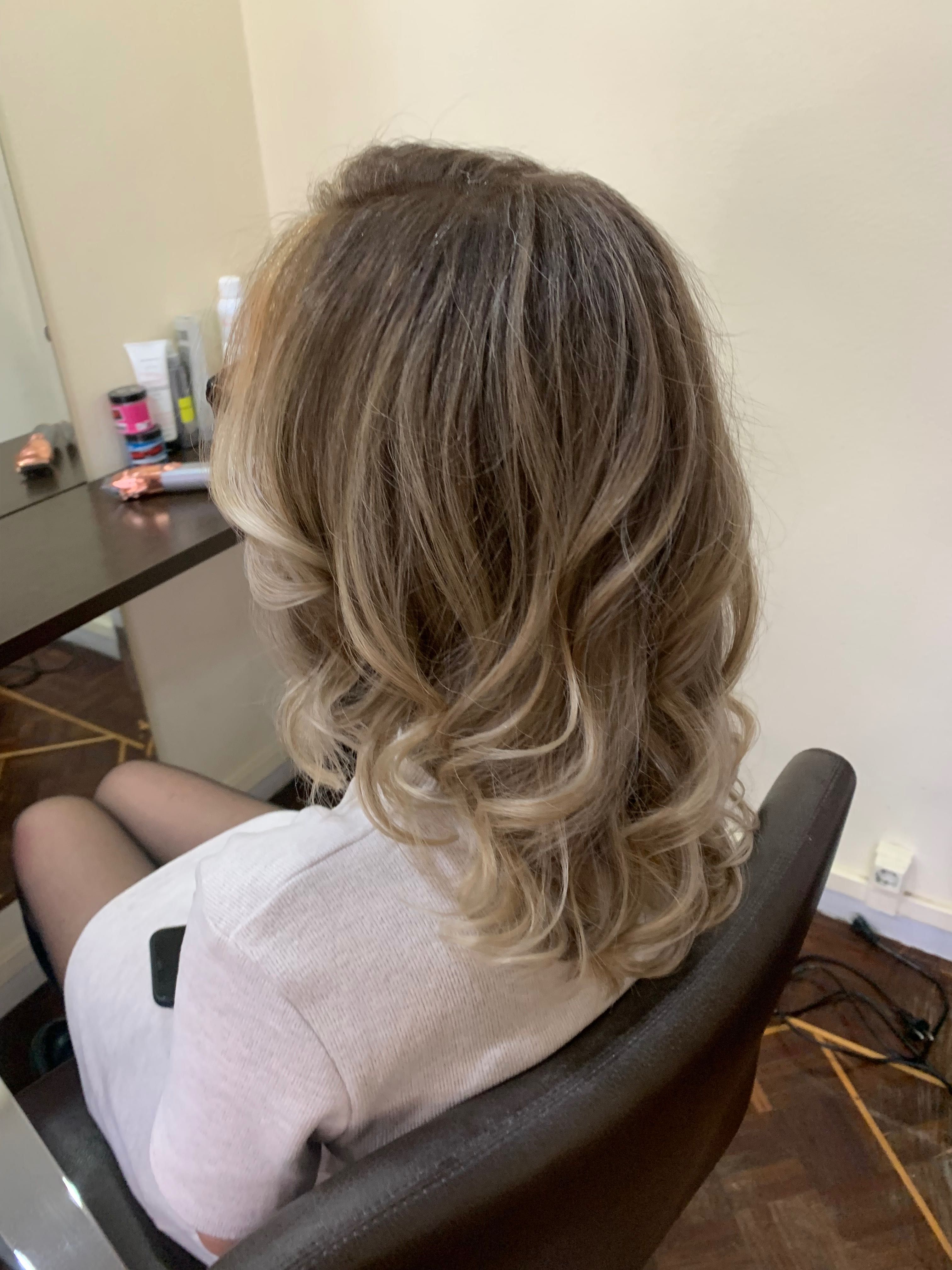 Cabeleireira , penteado de casamento, maquiagem.