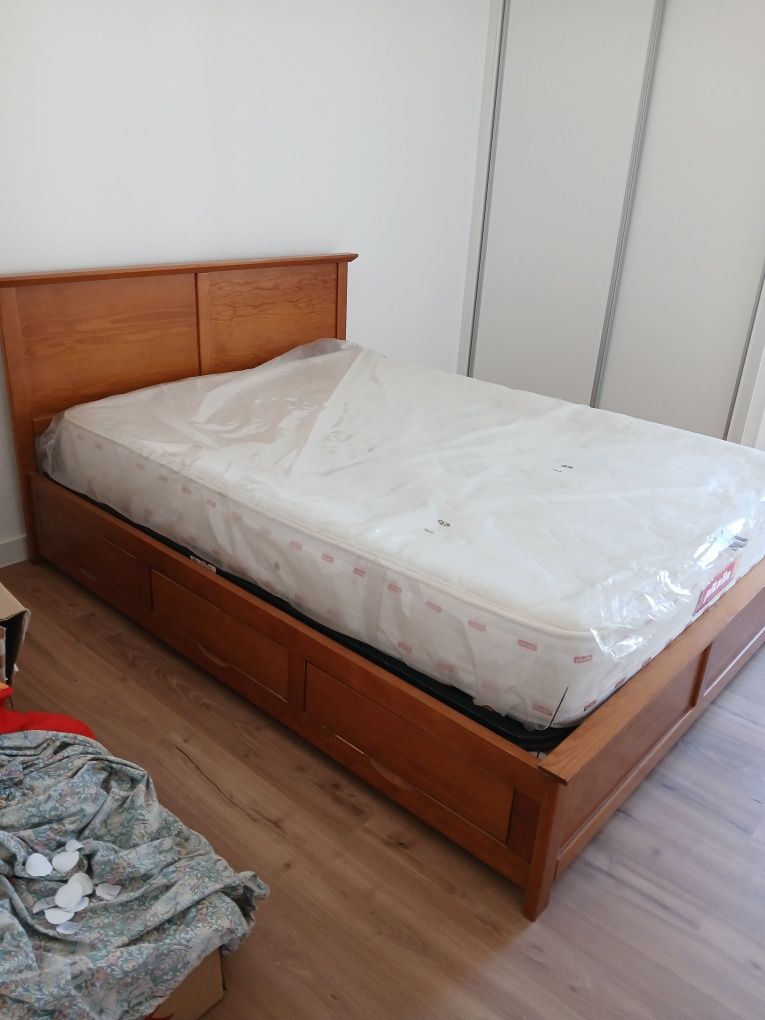 Cama casal com colchão, 6 gavetas embutidas