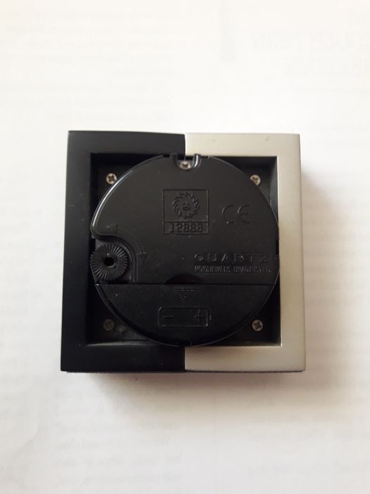 Стильные часы настольные