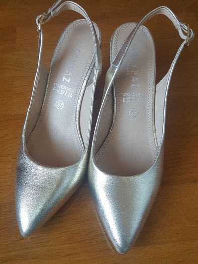 Sapatos Dourados Elegantes
