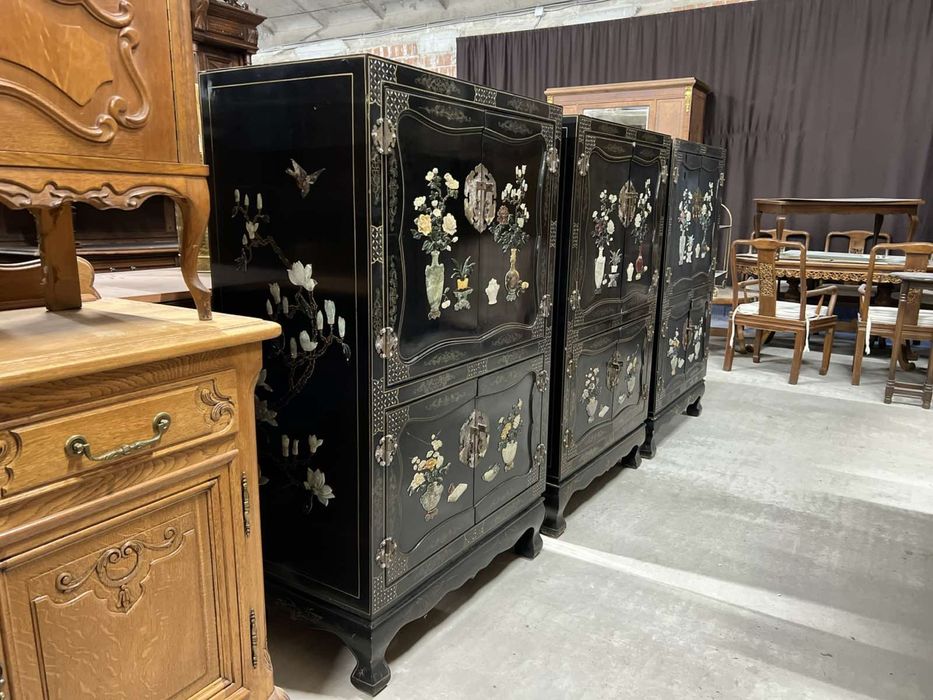 Комплект вишуканих комодів в стилі шинуазрі.