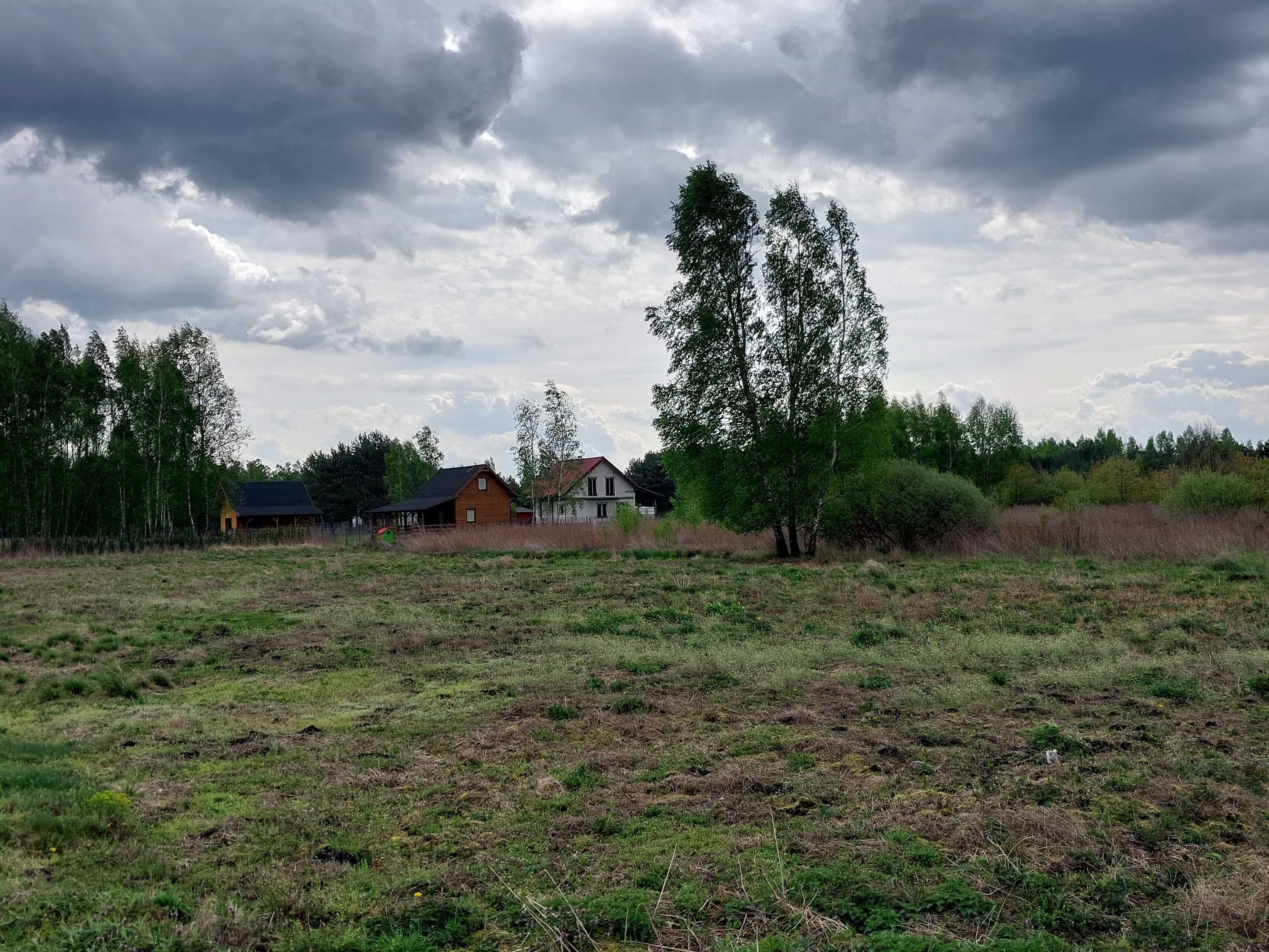 Działka niedaleko jeziora i lasów