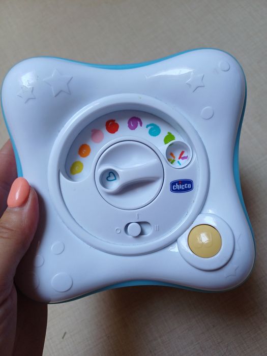 Tęczowa kostka chicco 3w1 do zabawy: projektor, pozytywka, lampka