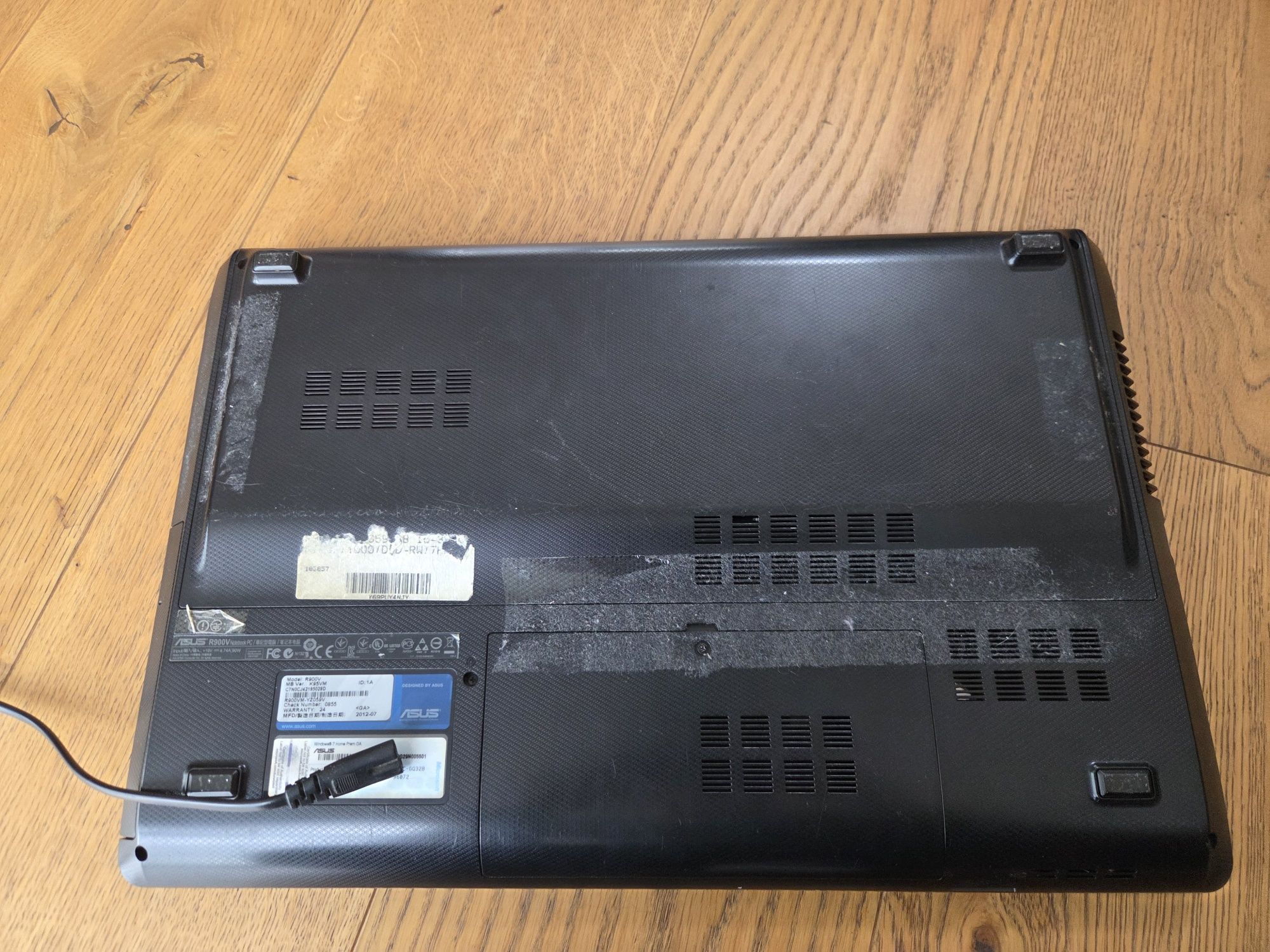 Asus K95V seria R900 uszkodzona obudowa