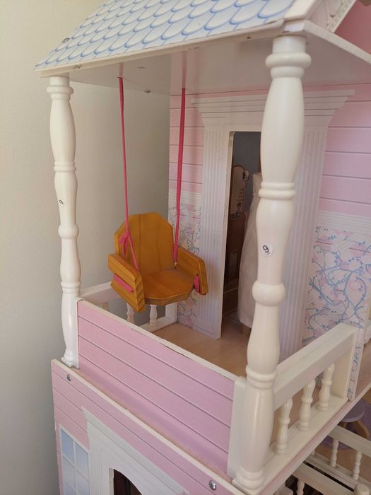 Casa de bonecas de madeira com acessórios (KidKraft), 124 cm de altura