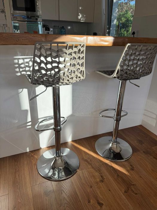 Krzesła barowe hokery beżowo szare Westwing Gaudi Beige Komplet 2 szt