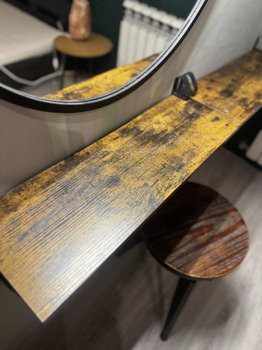 Toaletka z oświetleniem + półki