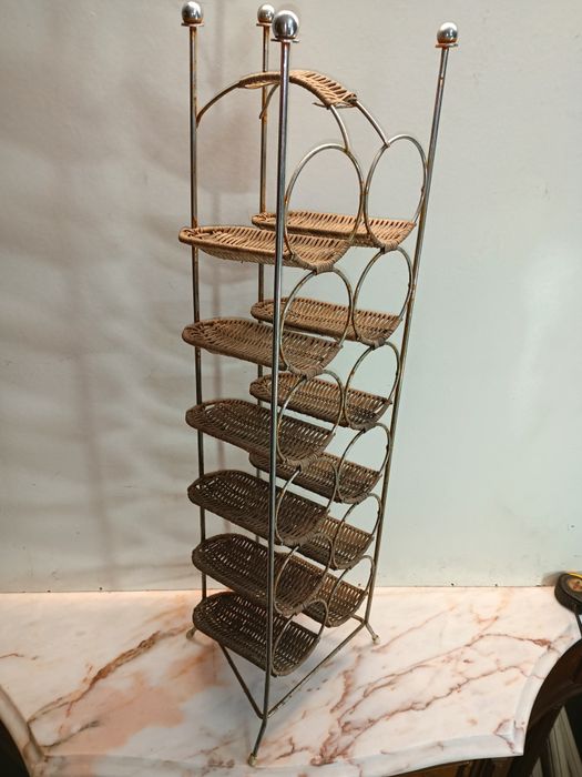 Garrafeira capacidade 12 garrafas com estrutura metálica e cestos em v