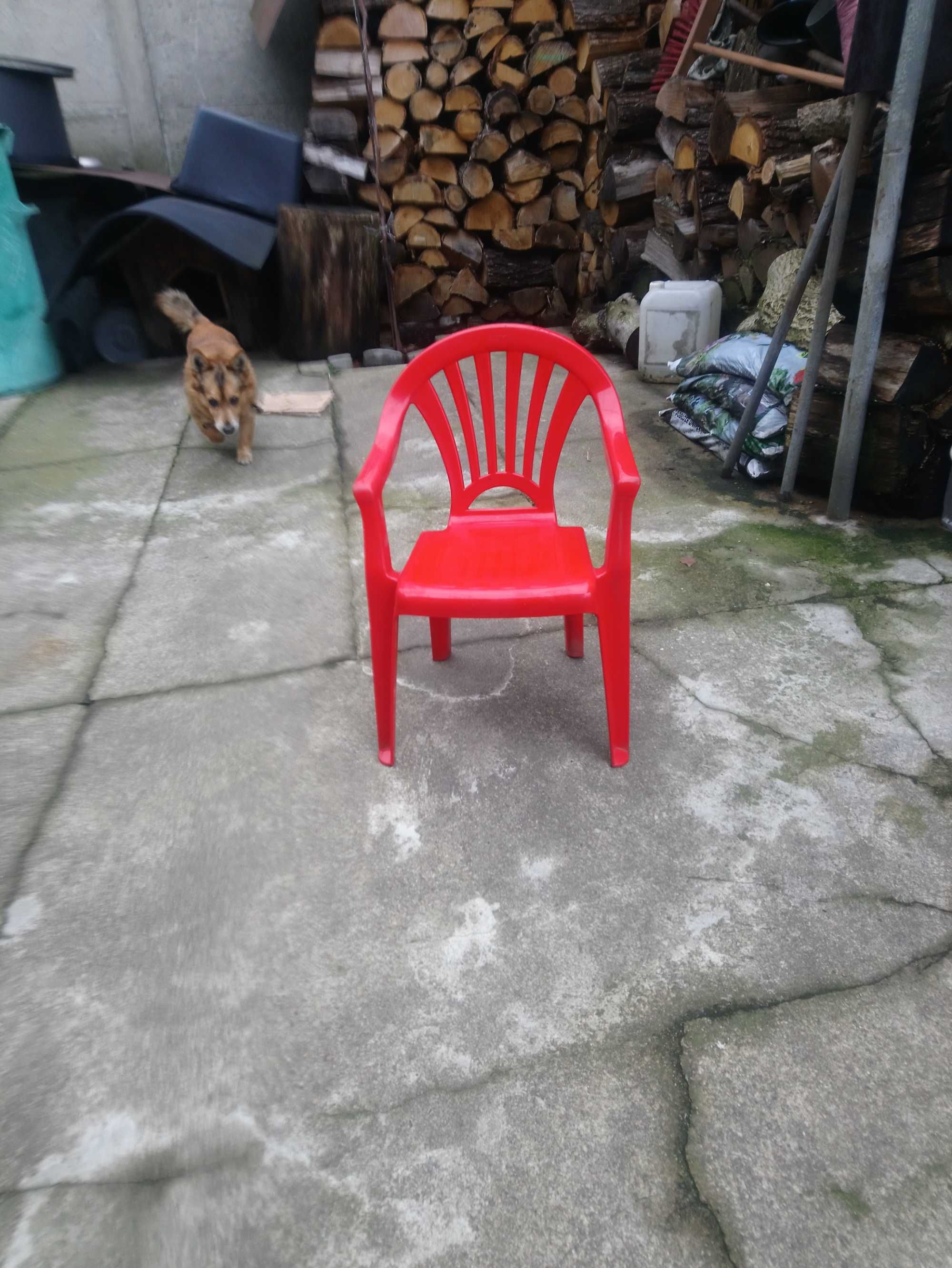 plastikowe ogrodowe krzeslo dla dziecka