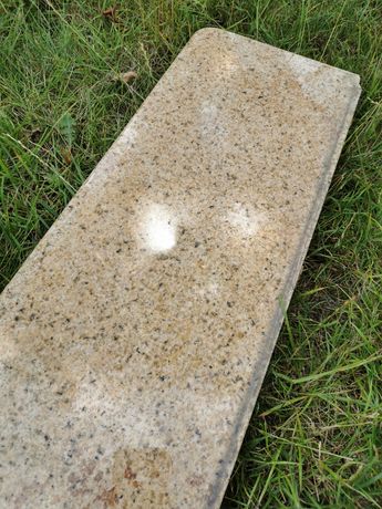 Kamienny parapet granitowy z demontażu duży zaokrąglone ranty