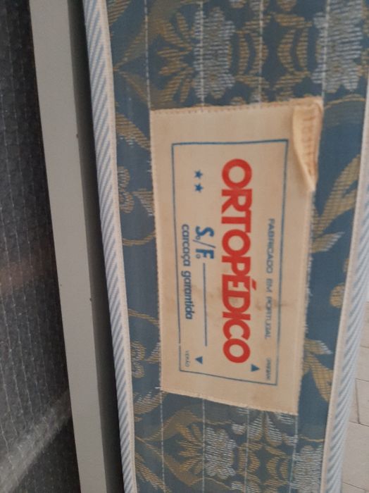 Colchão e estrado em em ripas de casal