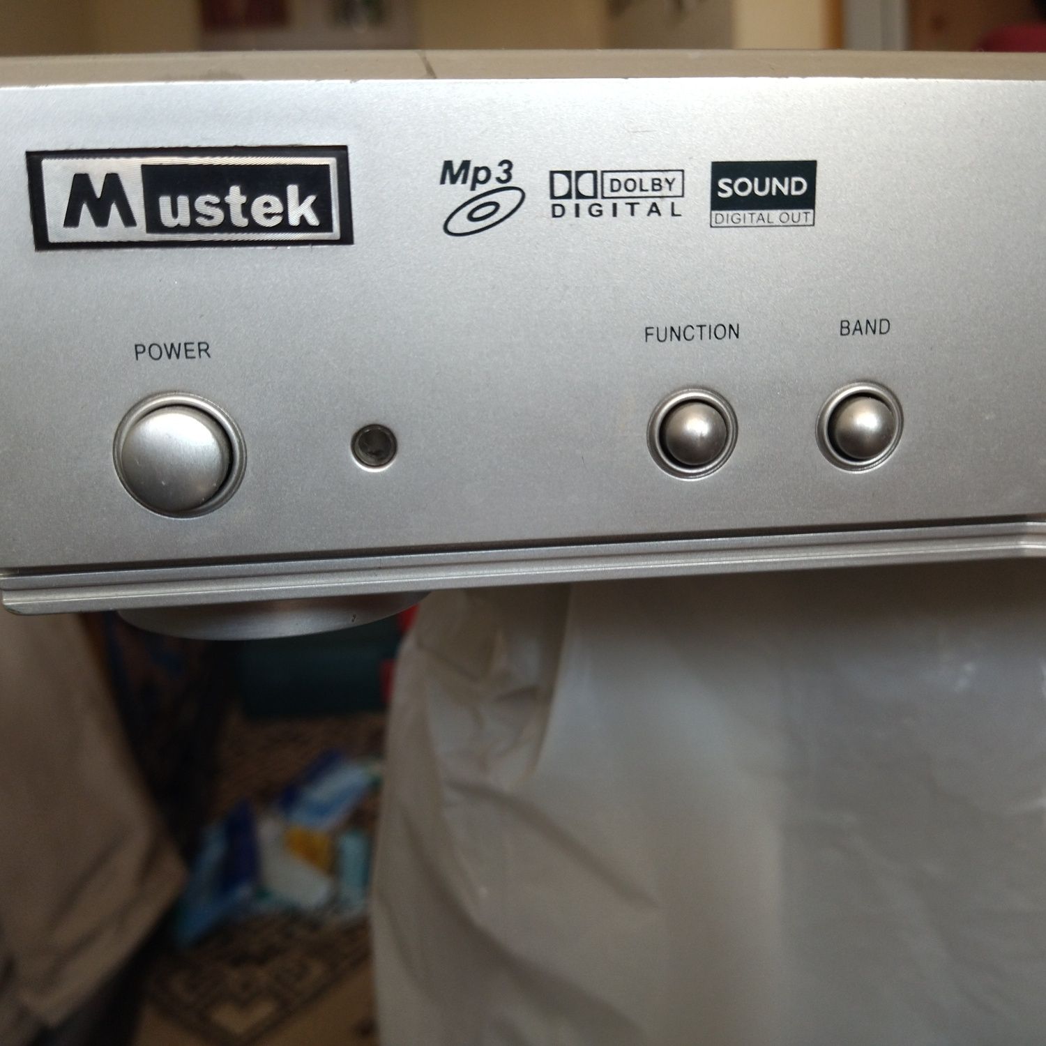 Продам ДВД Mustek V 600 R  MP 3.требует ремонта,в комплекте пульт ДУ.н