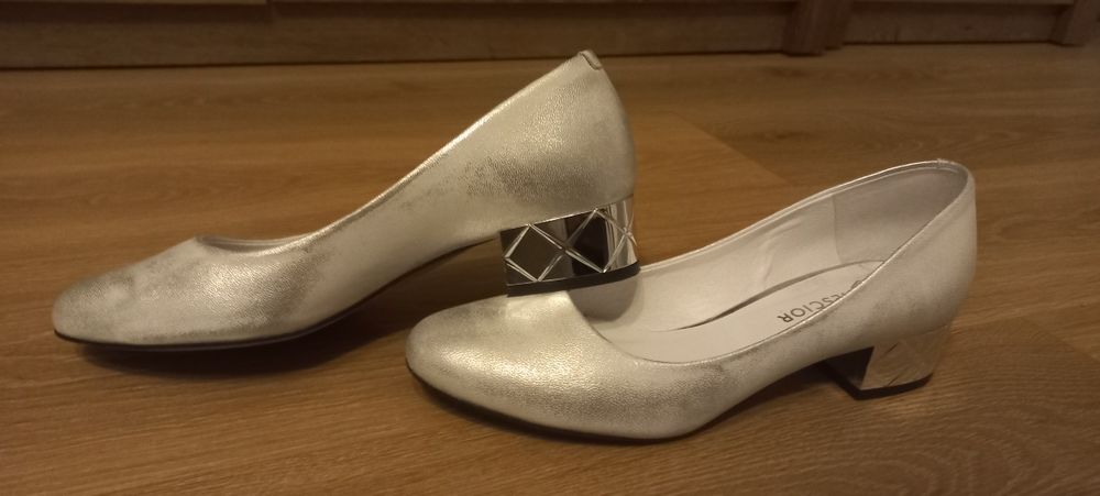 Srebrne czółenka na niskim obcasie Neścior