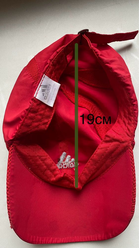 Продам красную кепку Adidas