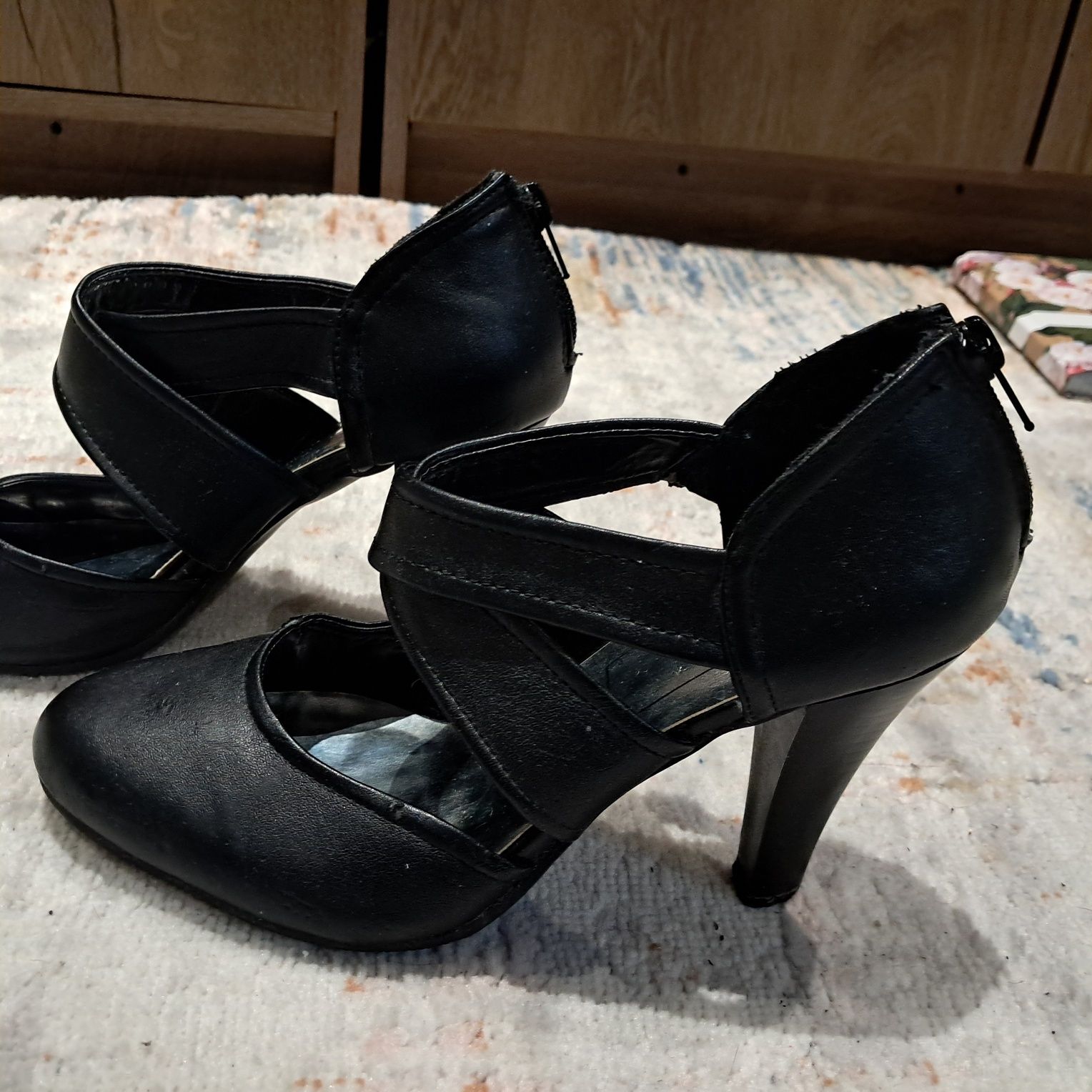 Buty damskie na obcasie czarne roz 38