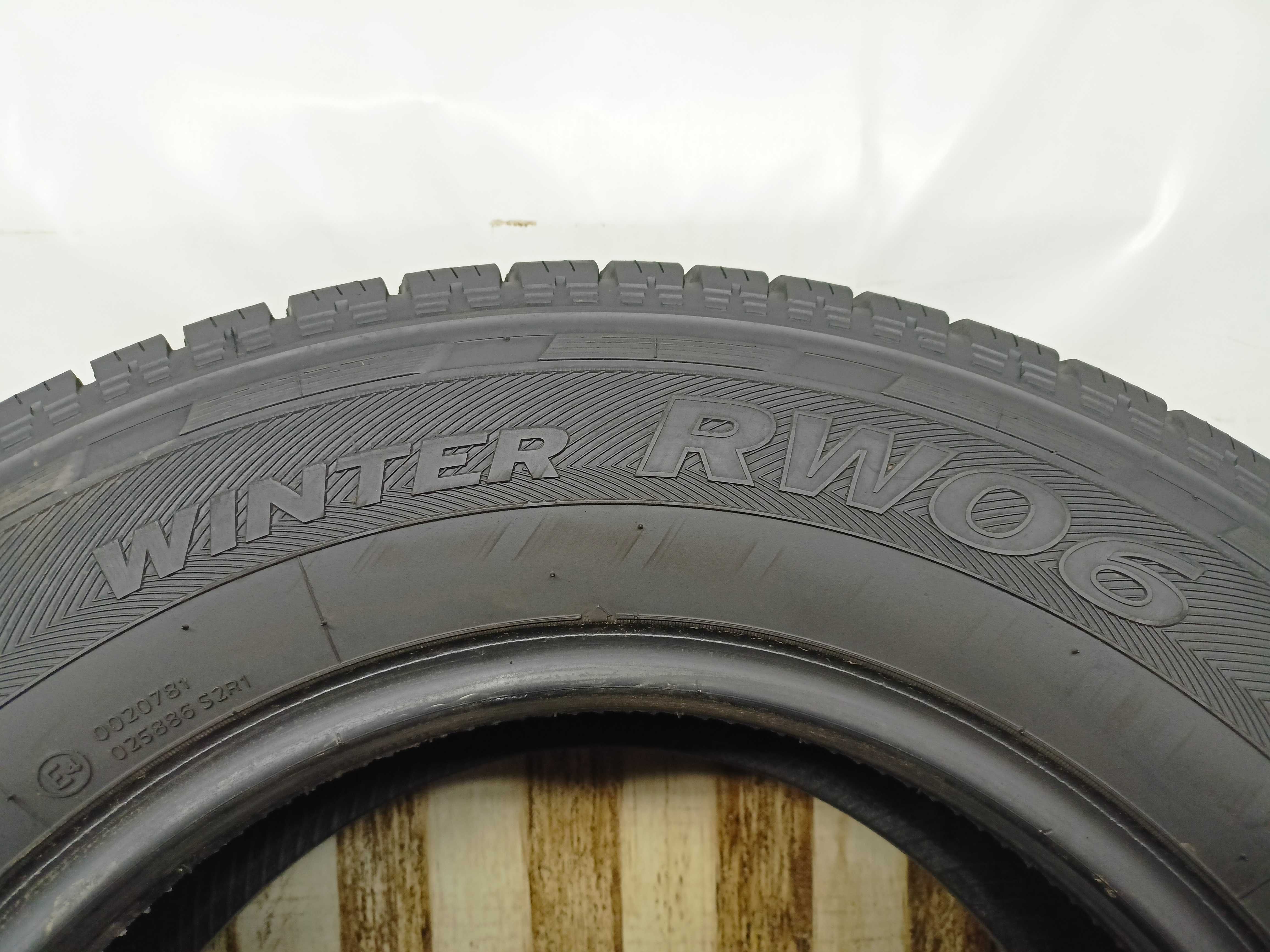 Hankook Winter RW06 235/65/16C 2017r. 115/113R 2x7,3mm (3912)