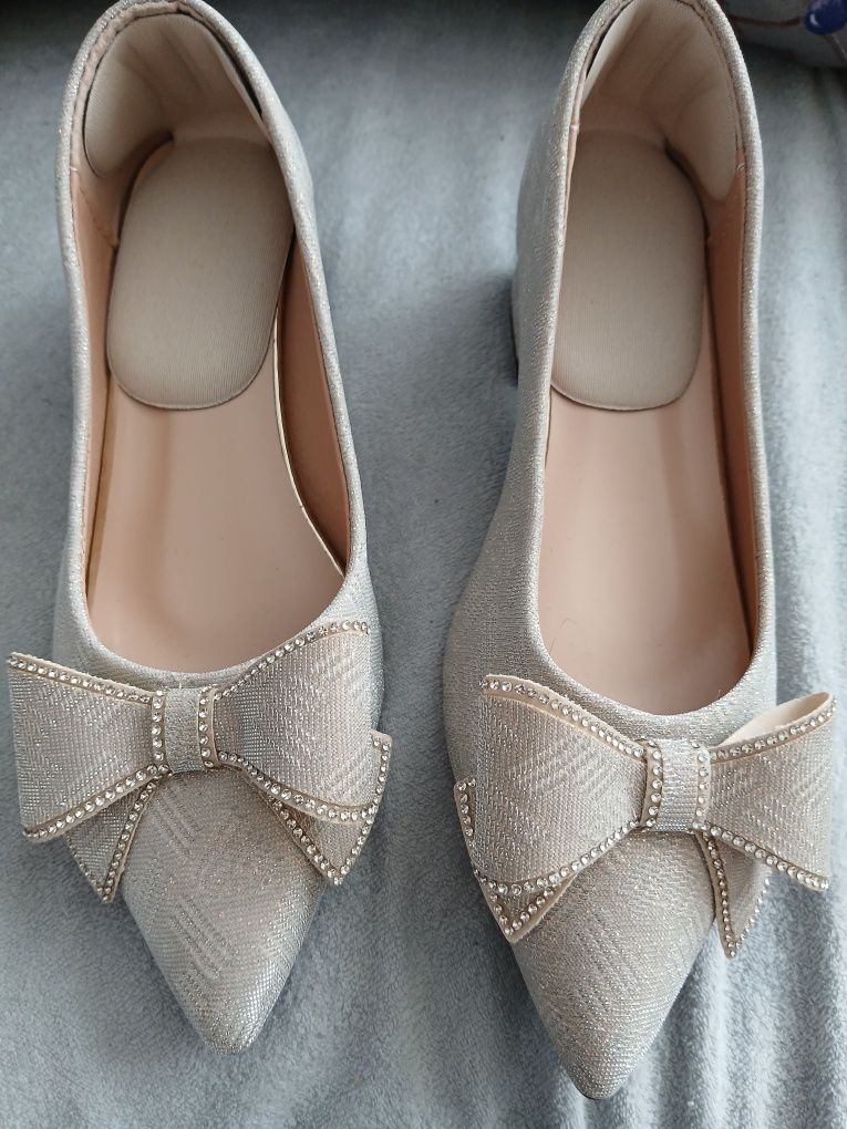 Buty na słupku błyszczące