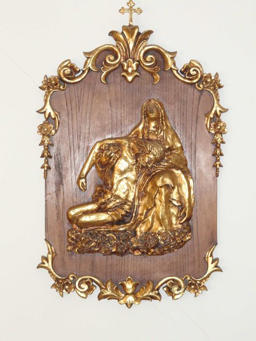 Piéta banhada a ouro e trabalhada