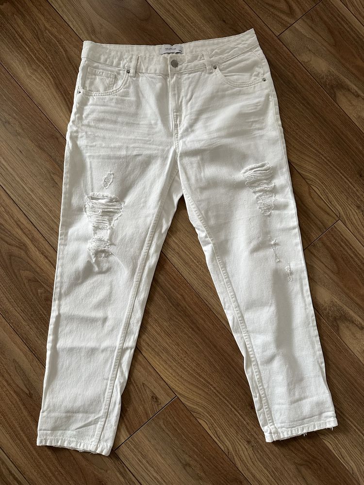 Białe boyfriend jeans