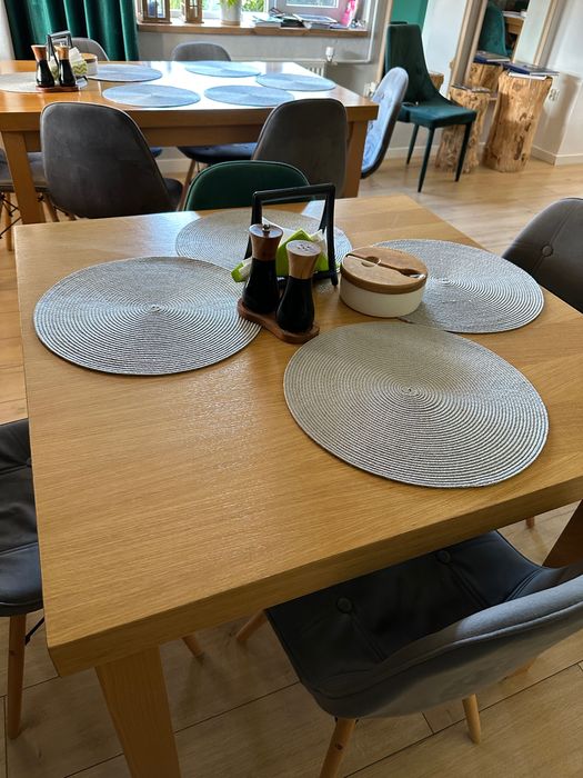 Sprzedam krzesła 25 sztuk i stoły komplety 6 stołów