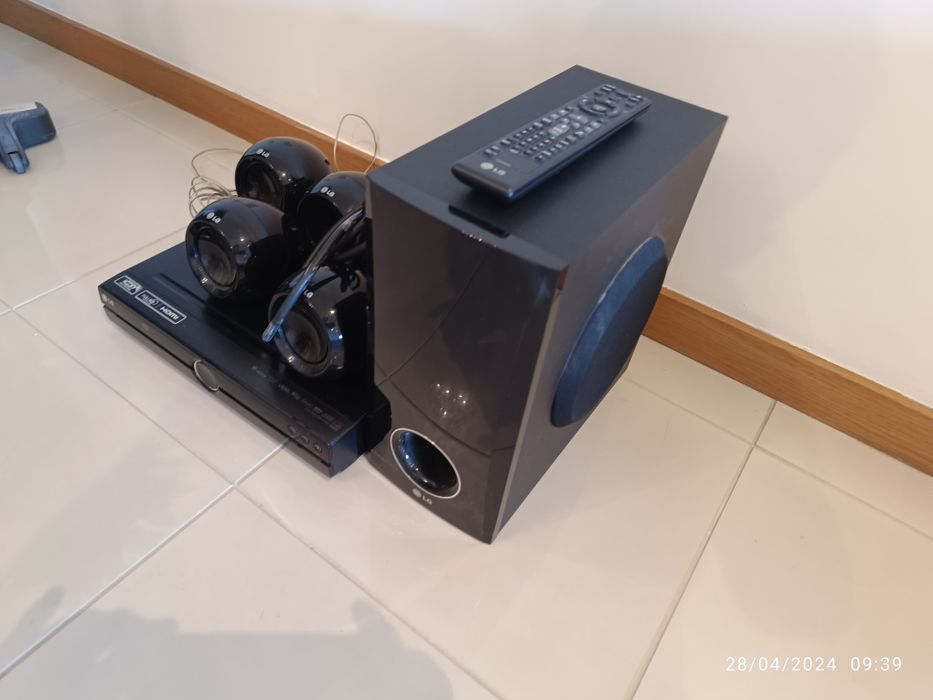 Sistema de som LG, com 5 colunas e um woofer.