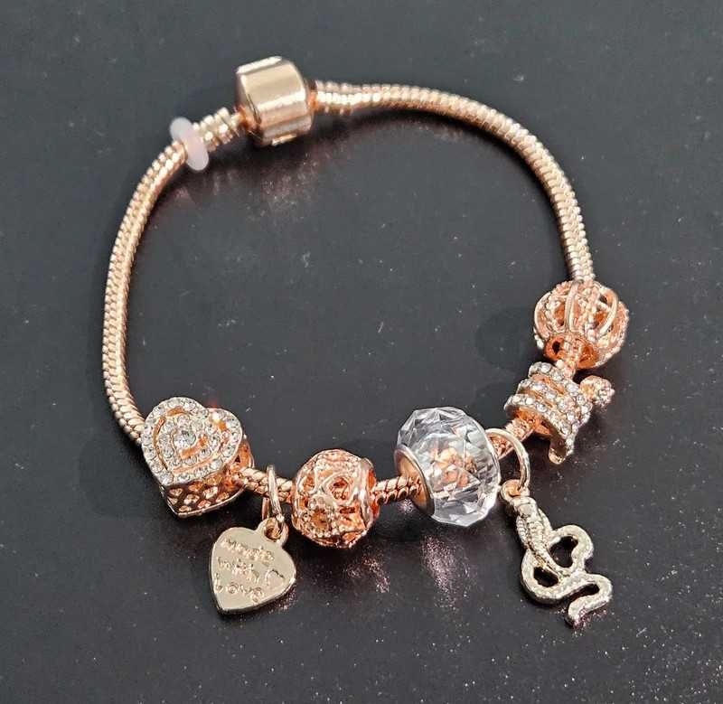 pulseira com pendente cobra e contas