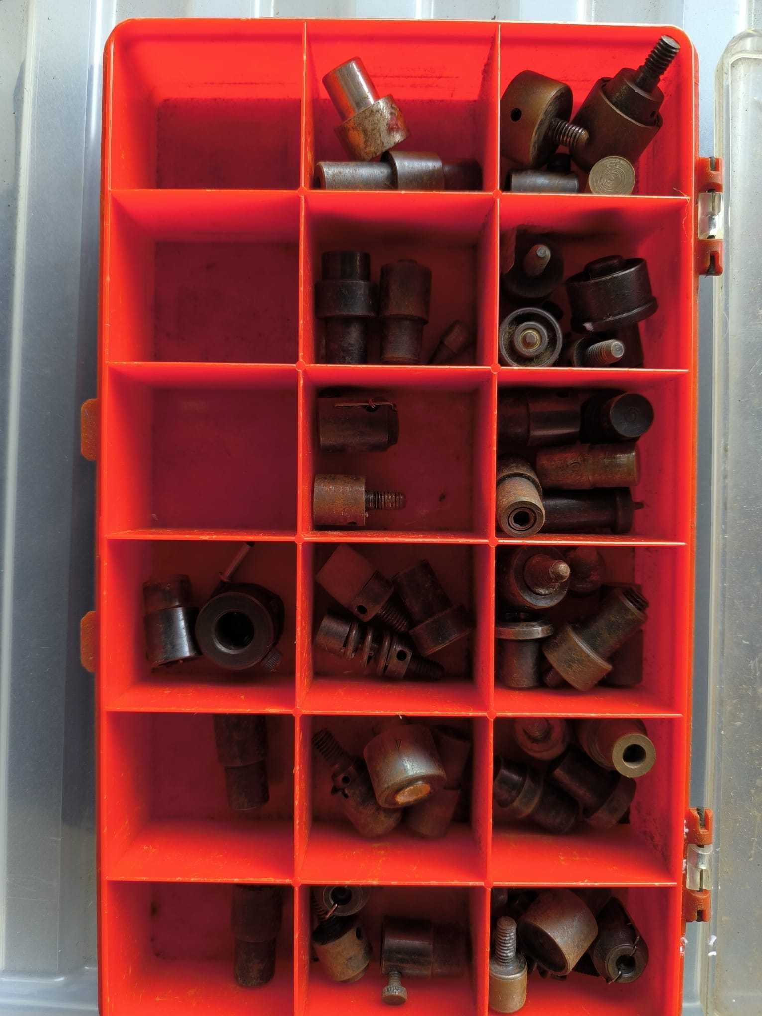 Máquina para colocação de ilhozes/botões fe de pressão, rebites, etc