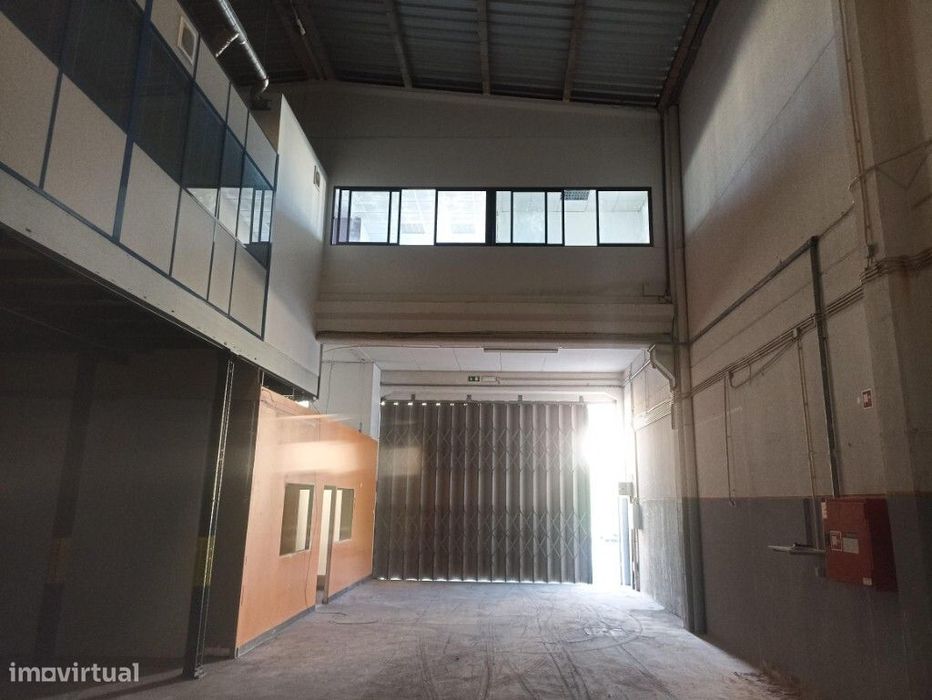 Armazém para arrendar na Venda do Pinheiro