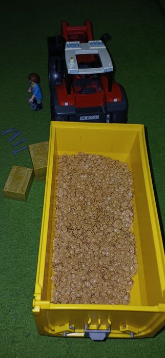 Duży traktor z przyczepą i ziarnem playmobil 70131 country