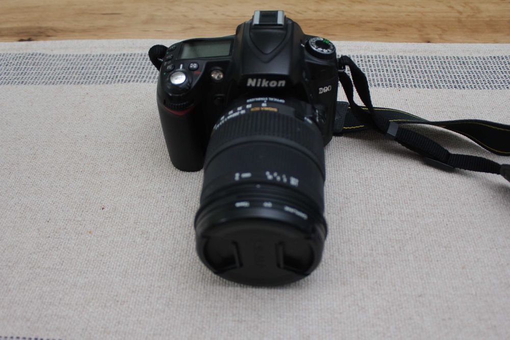 Nikon D90 i Sigma 18-200 mm f/3.5-6.3 HSM DSLR aparat fotograficzny