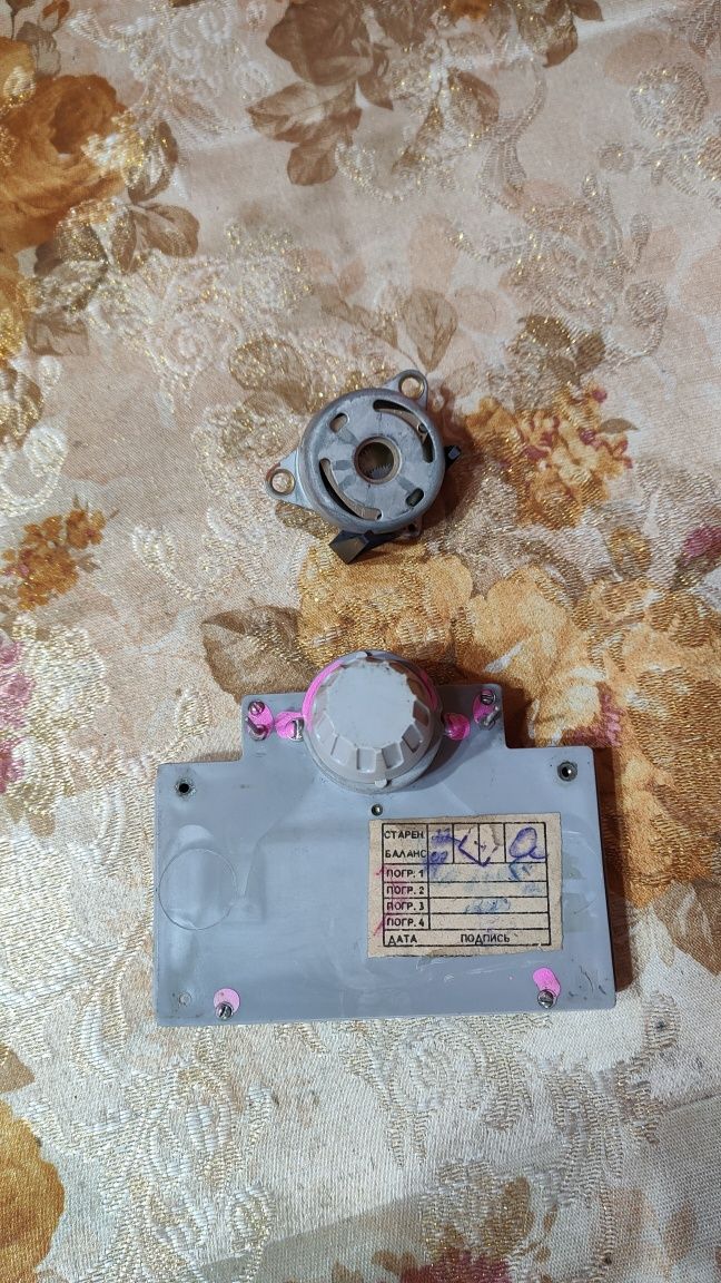 Продам шкалу 43102, самого прибору немає та редуктор ДСОР

1.Шкала 431