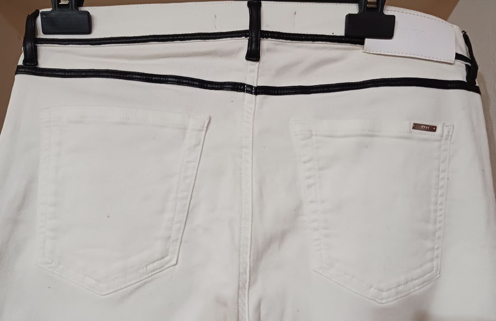 Белые джинсы Hugo Boss