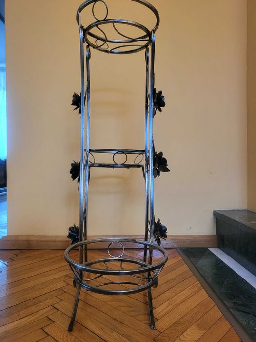 Śliczny kwietnik metalowy na 3 doniczki z motywami róży.