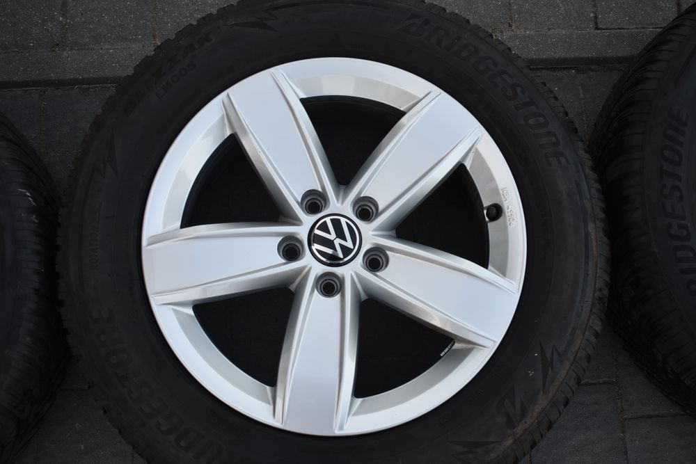 Felgi 17” z oponami zimowymi Pirelli 215/65R17 VW