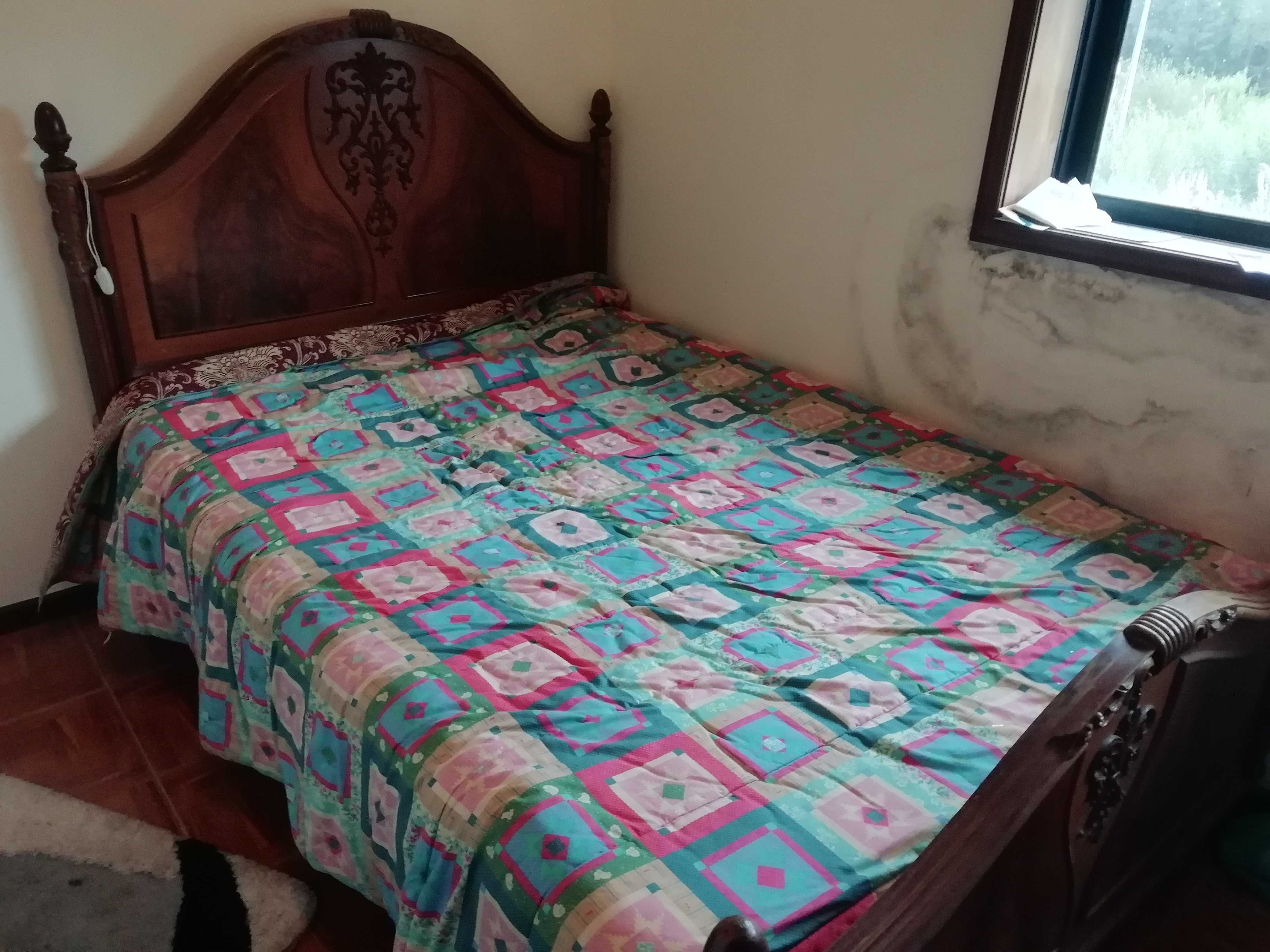 Cama vintage em madeira