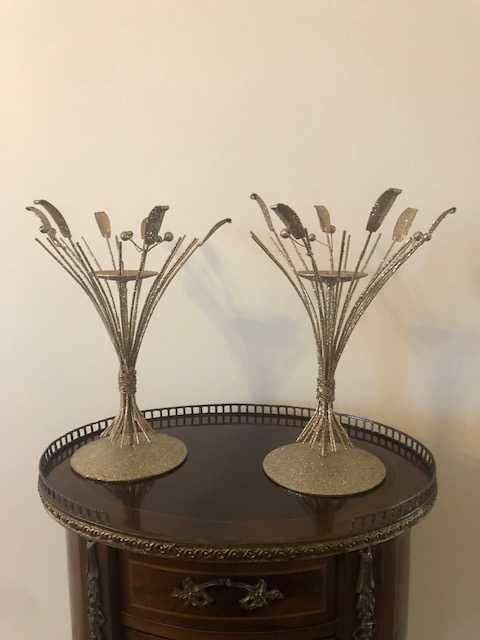 Castiçais decorativos em dourado com brilho