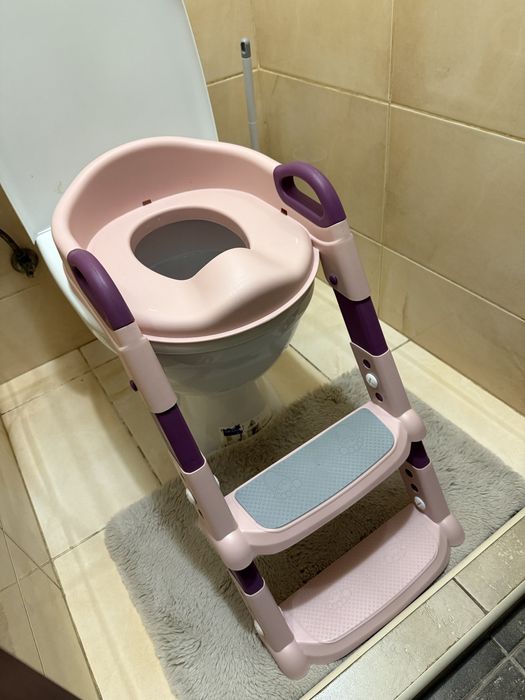 Дитяча накладка на унітаз зі сходами -стан нової.